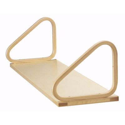 Artek Wandregal aus hellem Holz mit abgerundeten, dreieckigen Halterungen für stilvolle Wanddekoration.